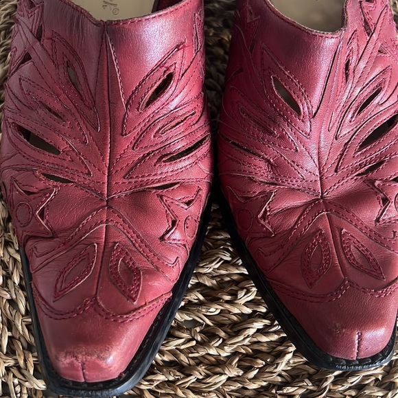Vintage, western style hand stitched leather clogs - Picture 3 of 6
